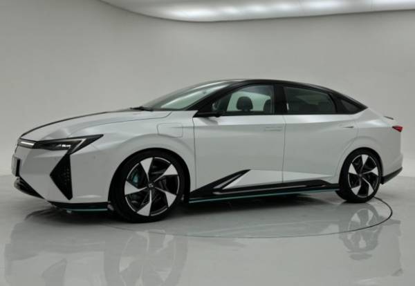 Honda показала недорогий електричний седан Lingxi L