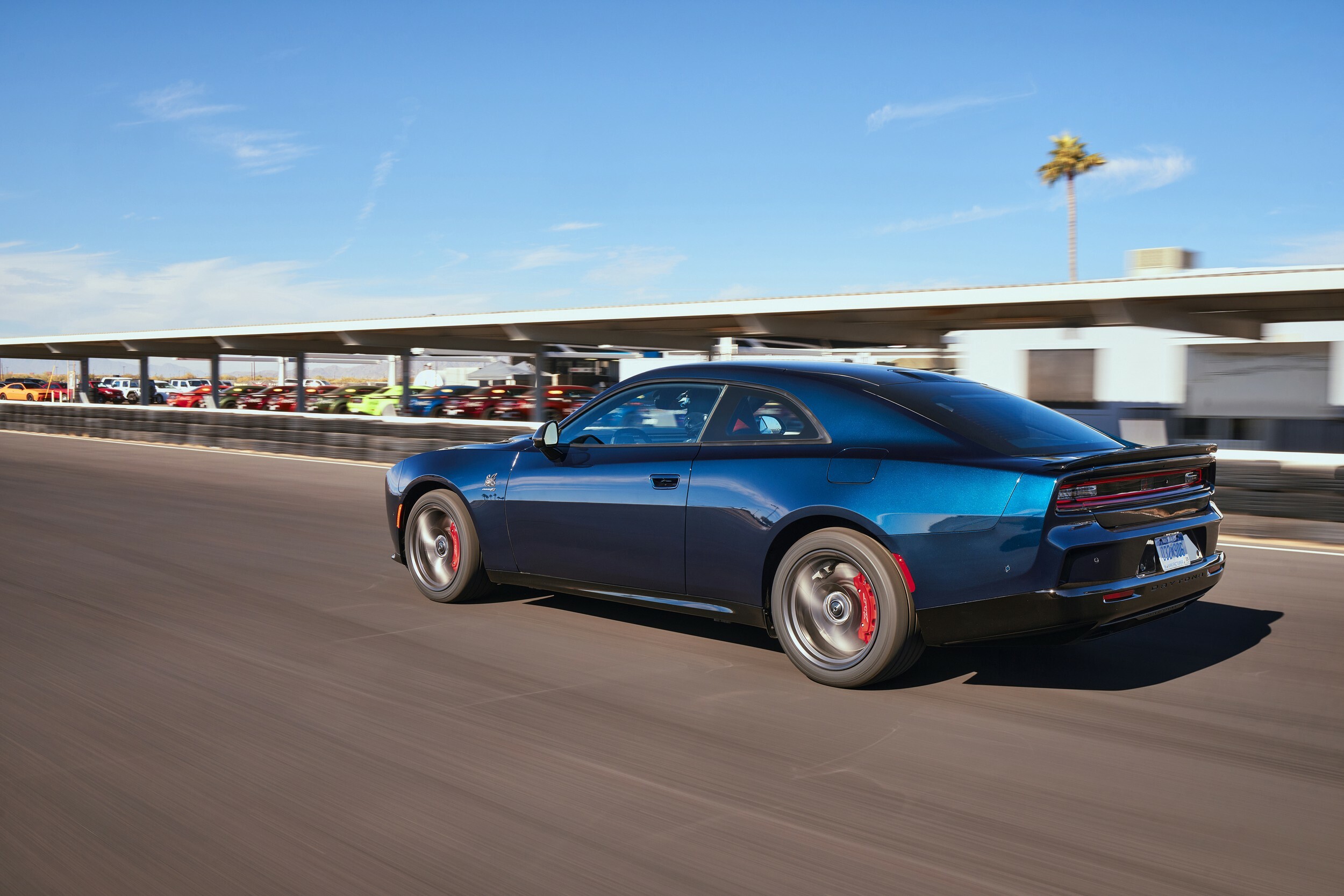 Dodge дражнить індивідуальний зарядний пристрій Daytona