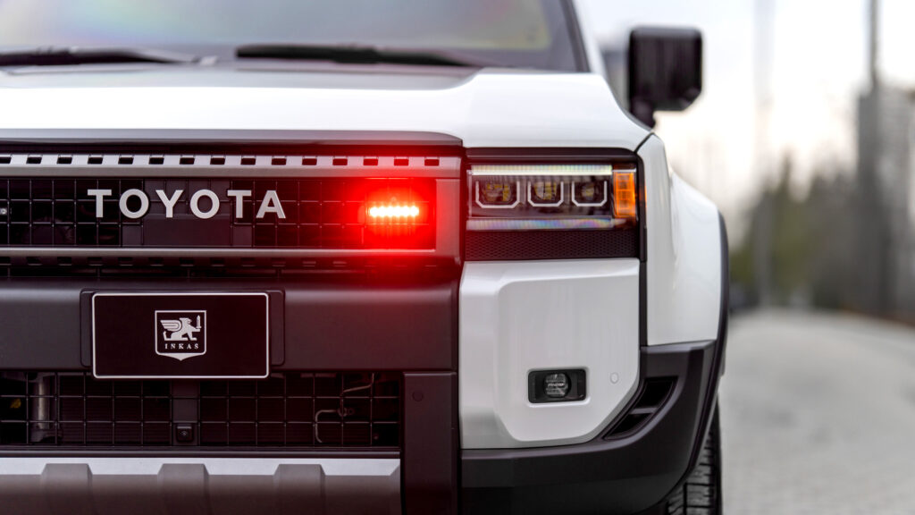 Цей Toyota Land Cruiser витримає кулі та гранати