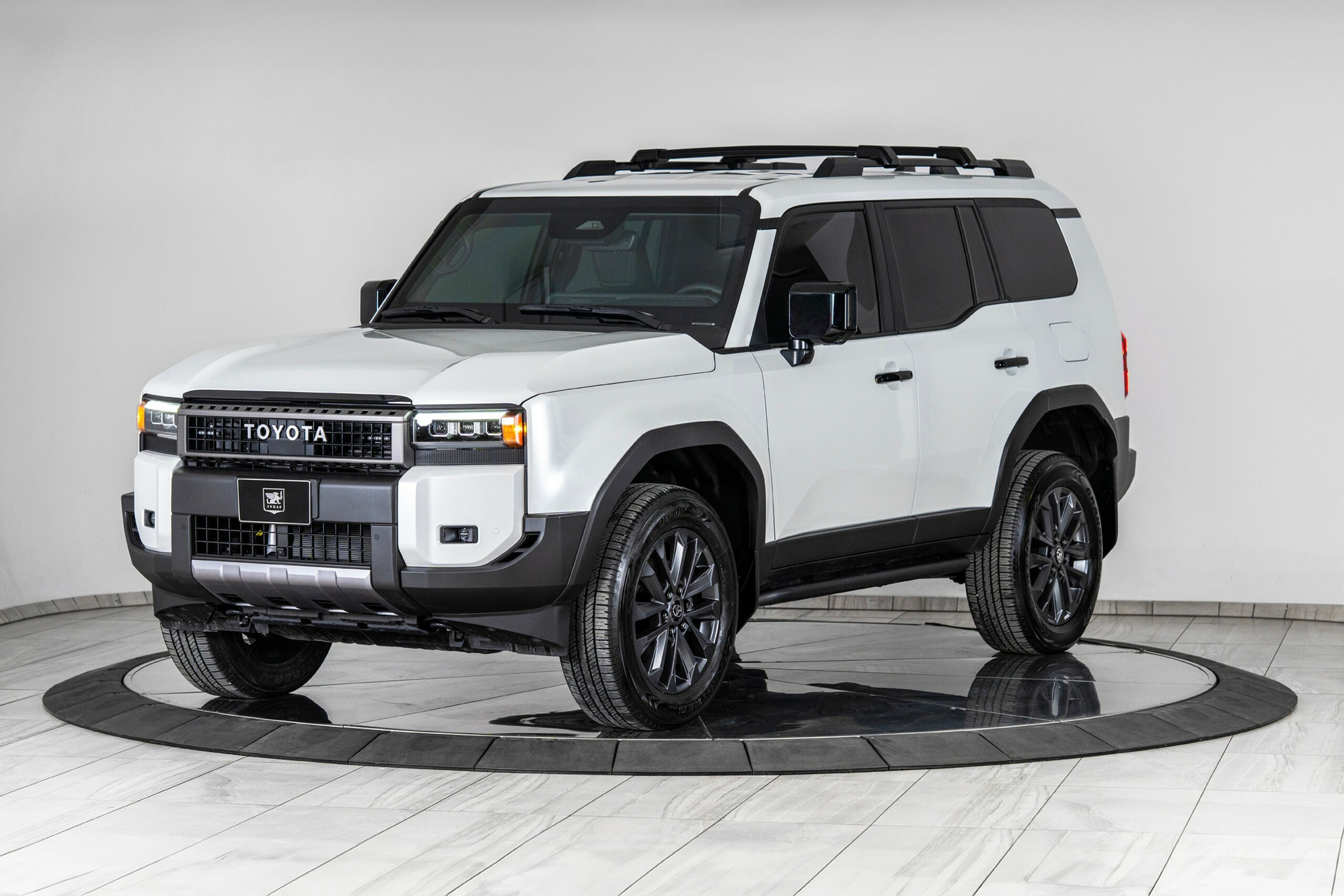 Цей Toyota Land Cruiser витримає кулі та гранати