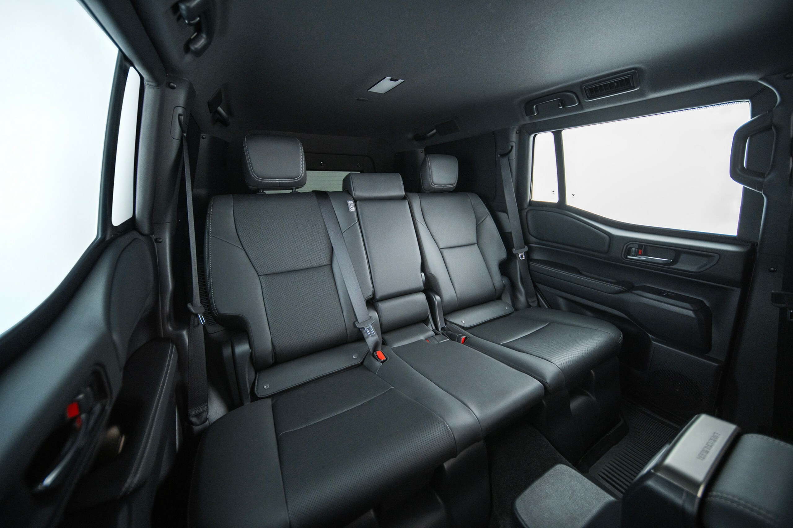 Цей Toyota Land Cruiser витримає кулі та гранати