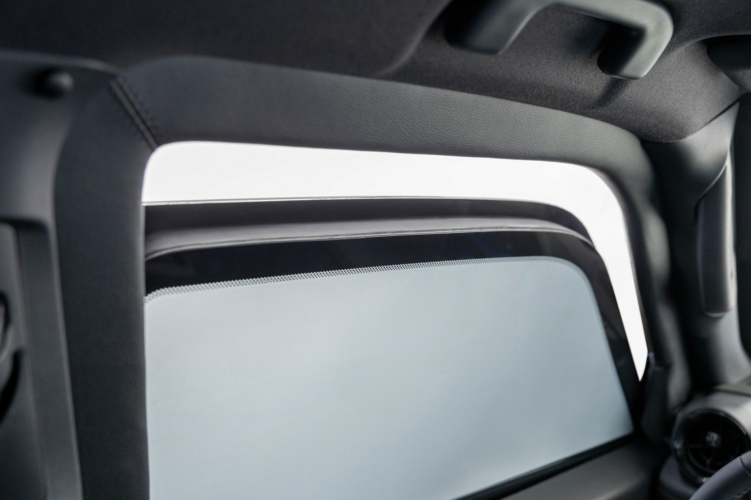 Цей Toyota Land Cruiser витримає кулі та гранати