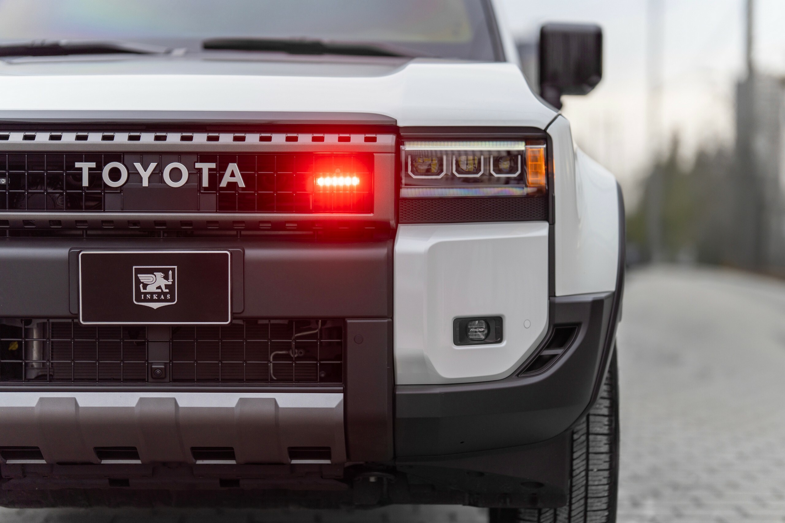 Цей Toyota Land Cruiser витримає кулі та гранати