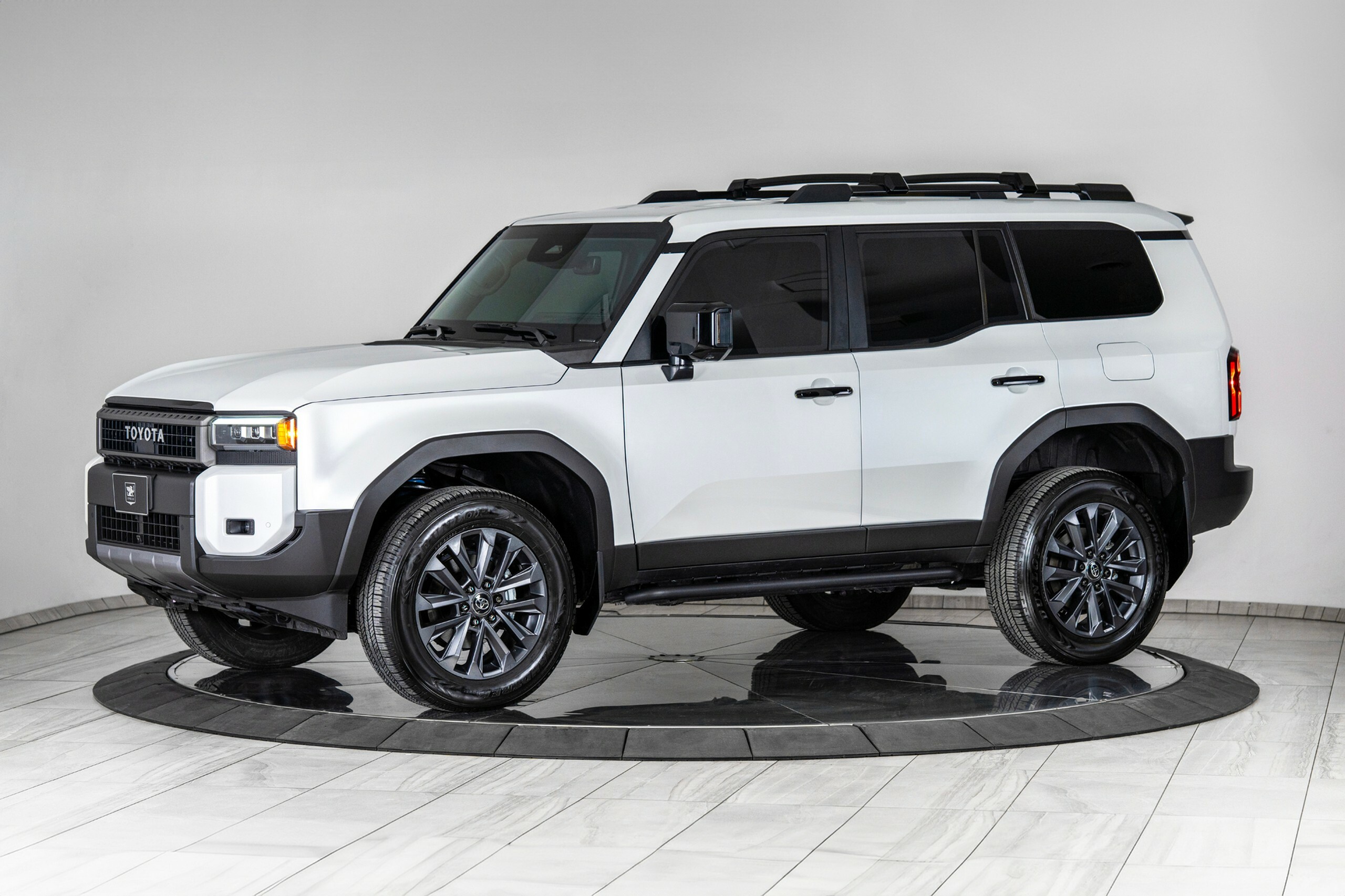 Цей Toyota Land Cruiser витримає кулі та гранати