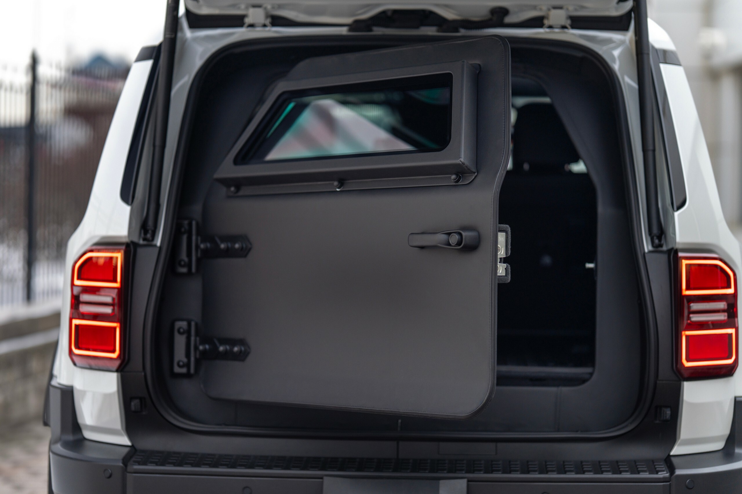 Цей Toyota Land Cruiser витримає кулі та гранати