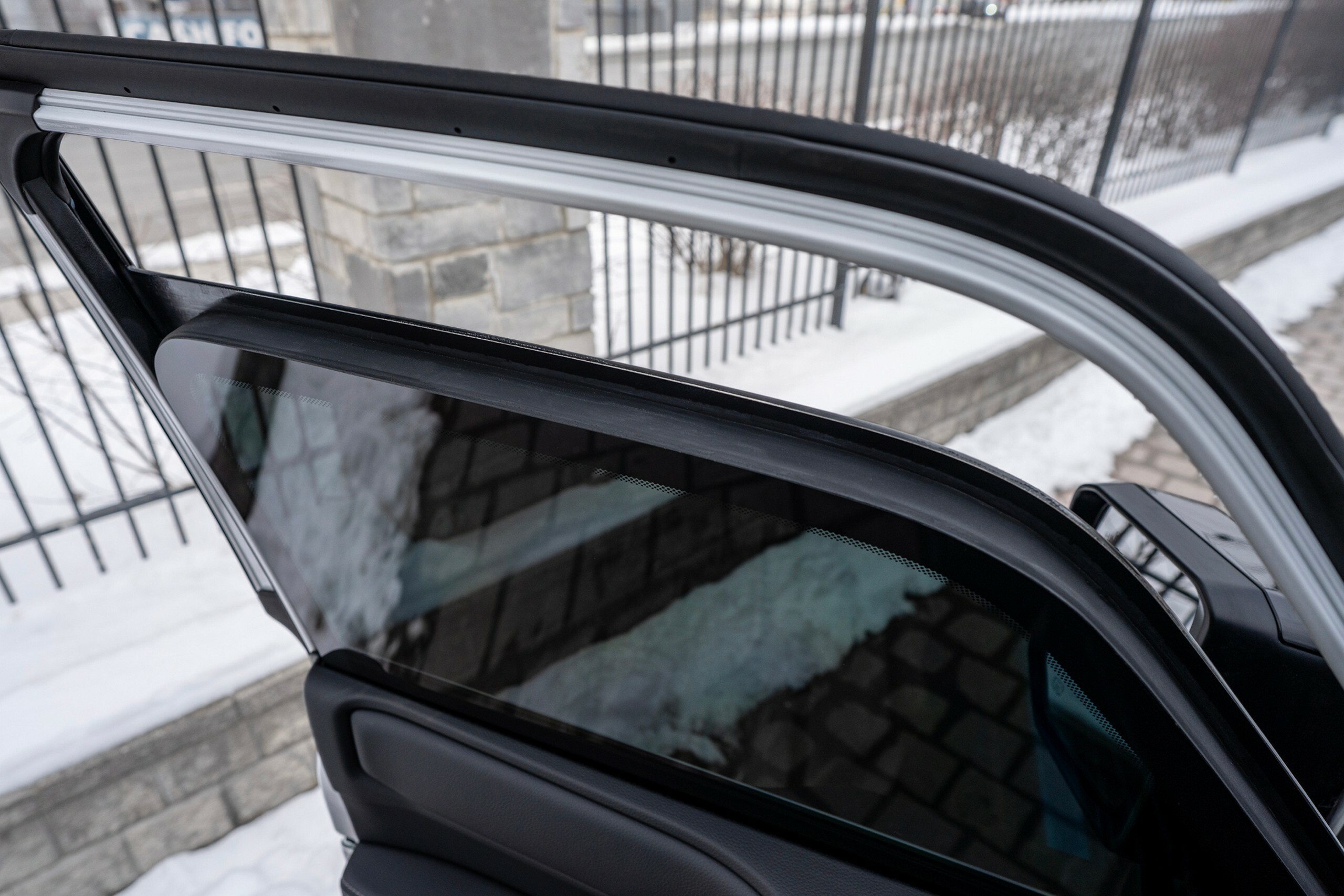 Цей Toyota Land Cruiser витримає кулі та гранати