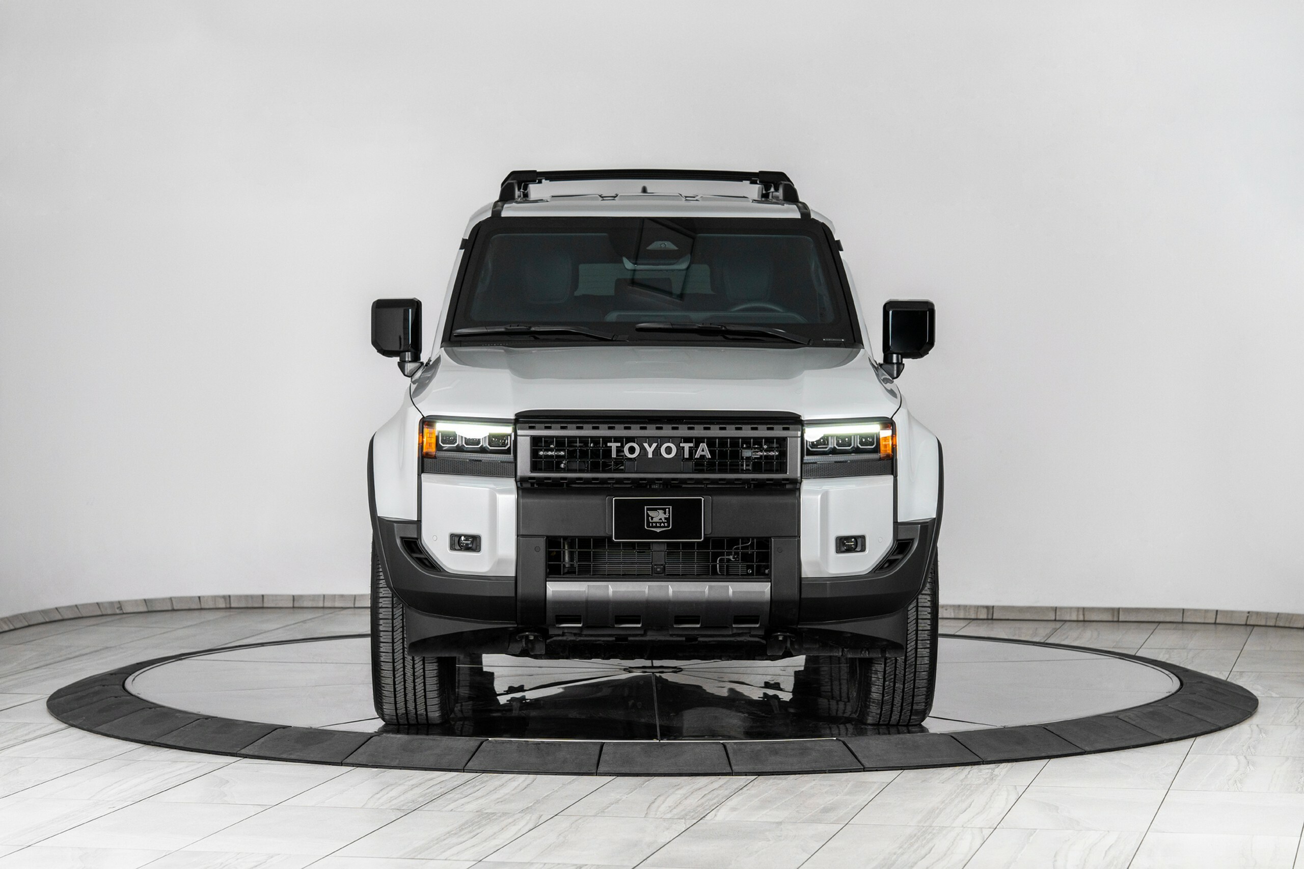 Цей Toyota Land Cruiser витримає кулі та гранати