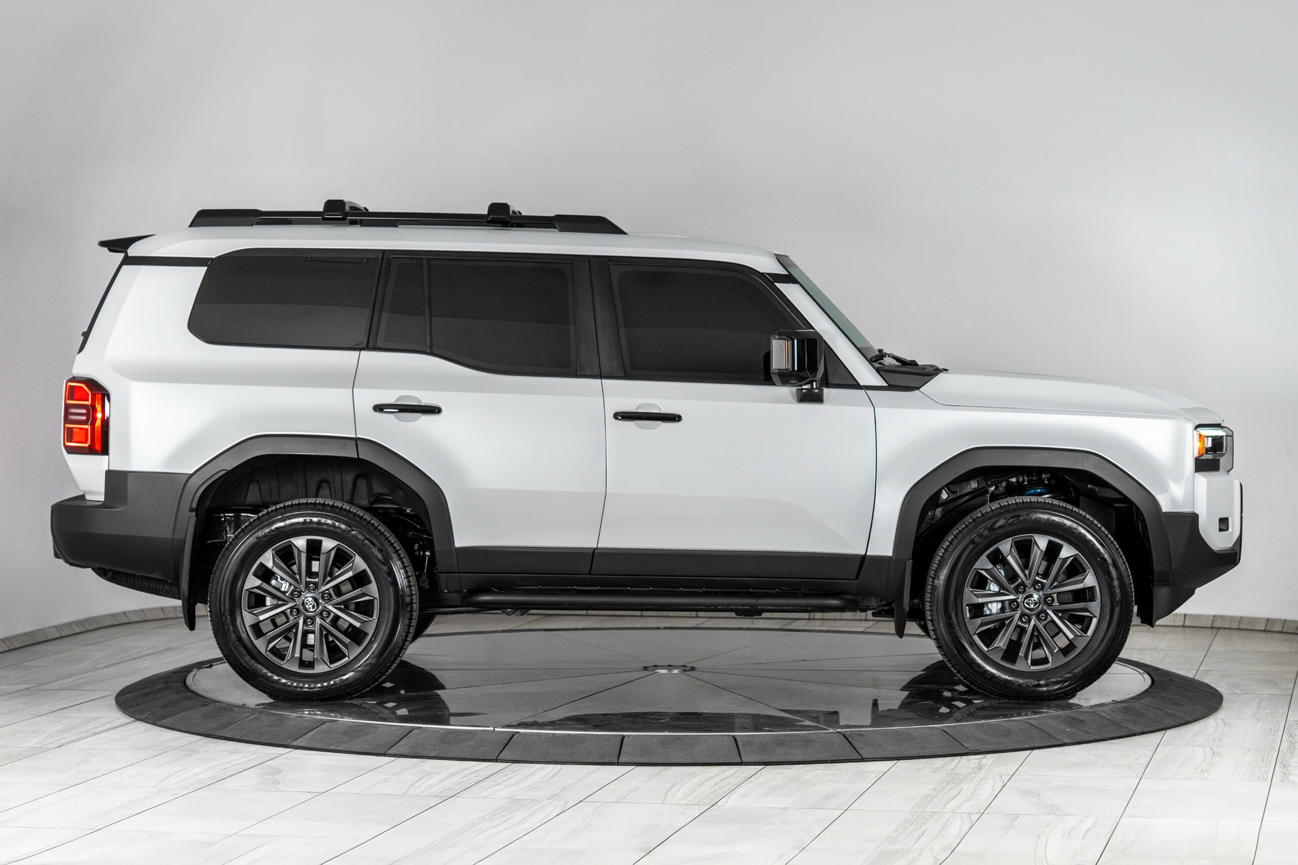 Цей Toyota Land Cruiser витримає кулі та гранати