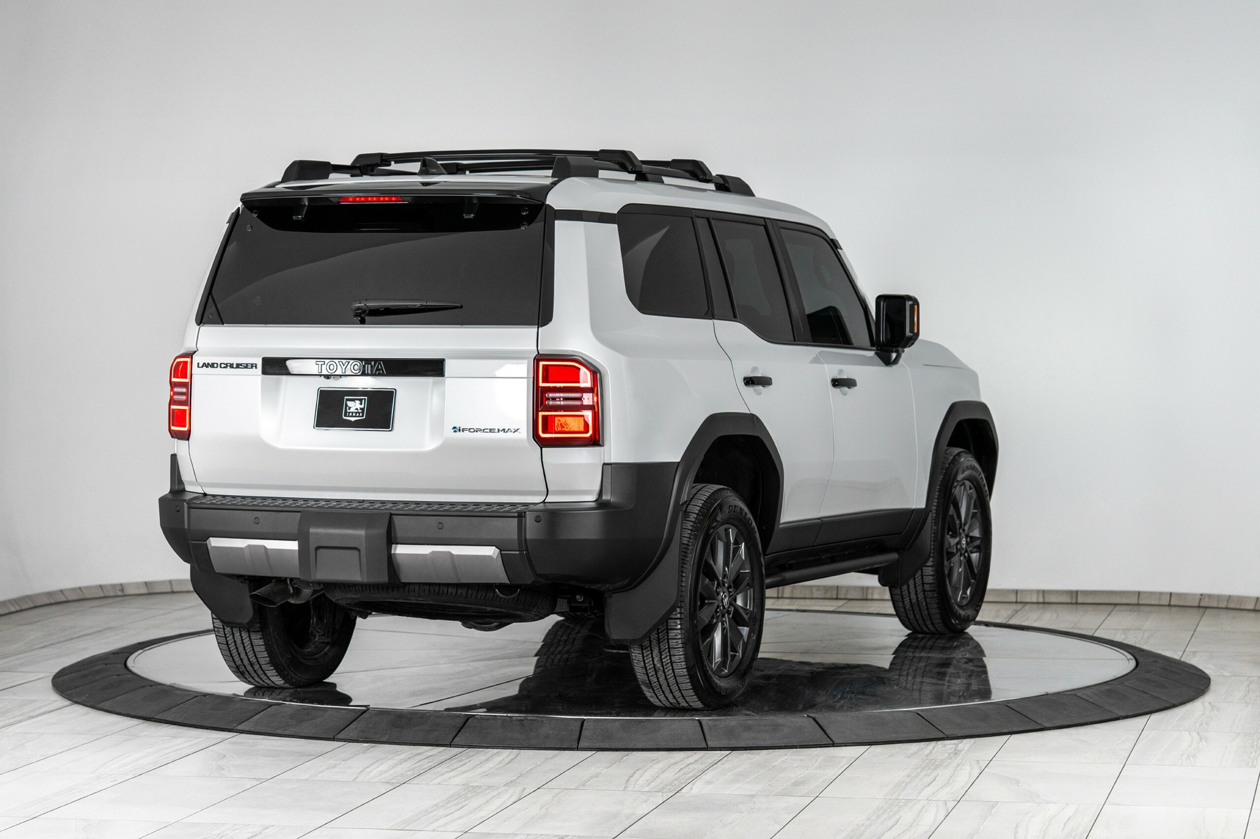 Цей Toyota Land Cruiser витримає кулі та гранати