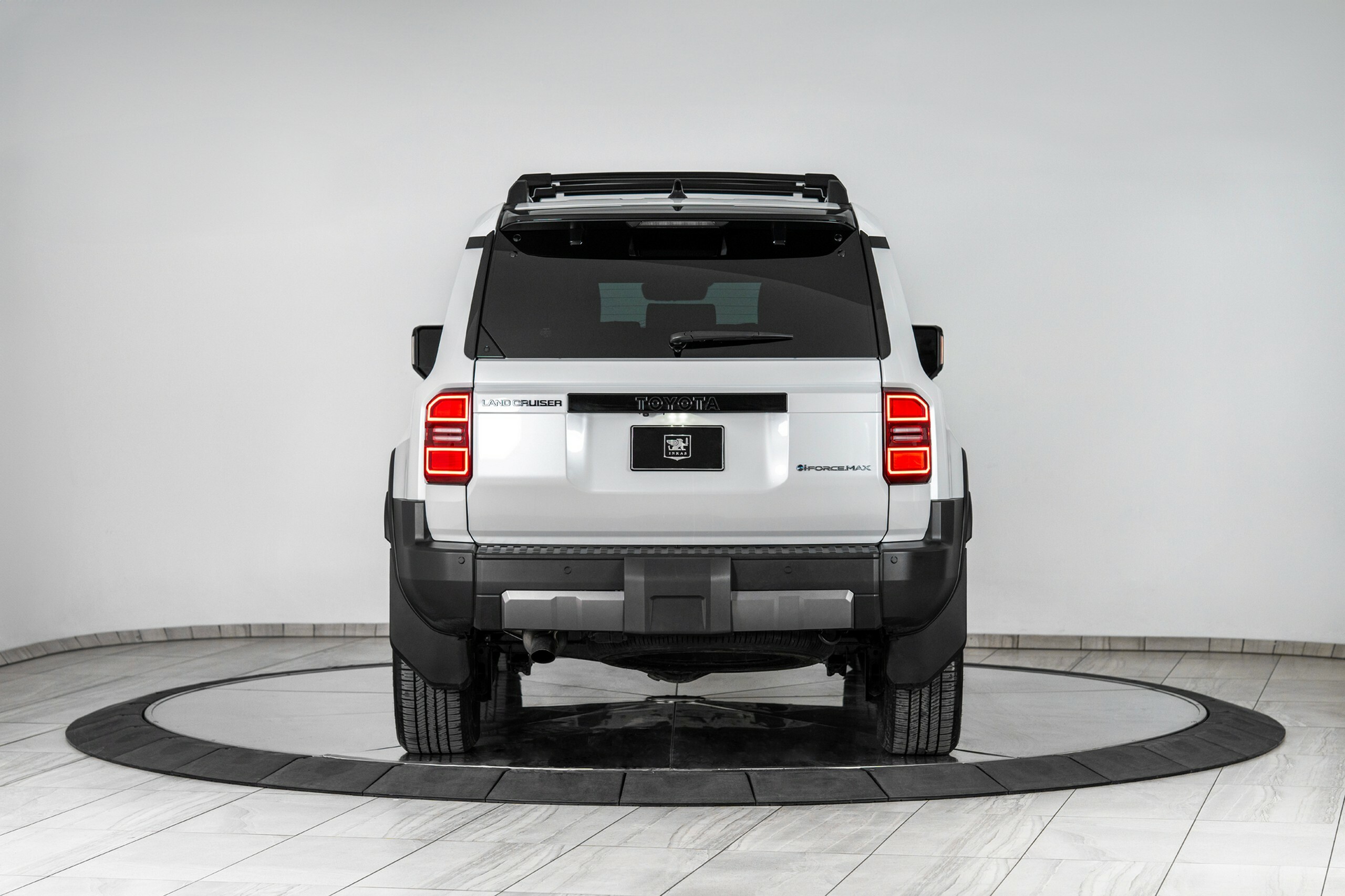 Цей Toyota Land Cruiser витримає кулі та гранати