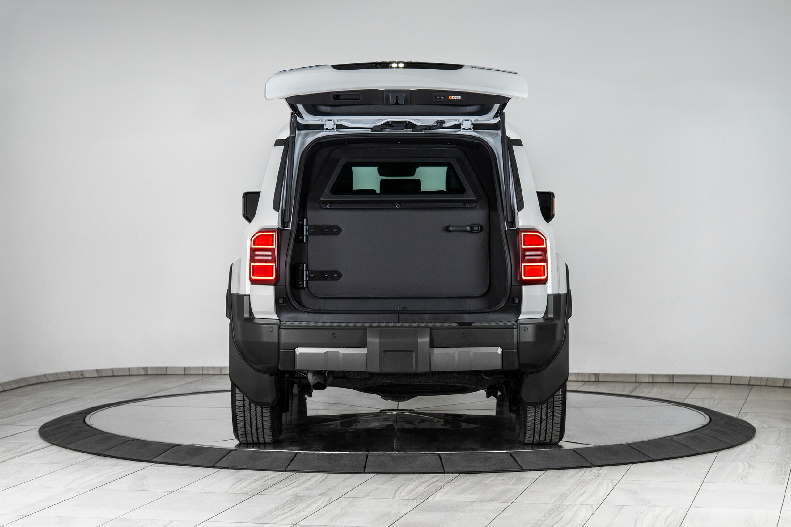 Цей Toyota Land Cruiser витримає кулі та гранати