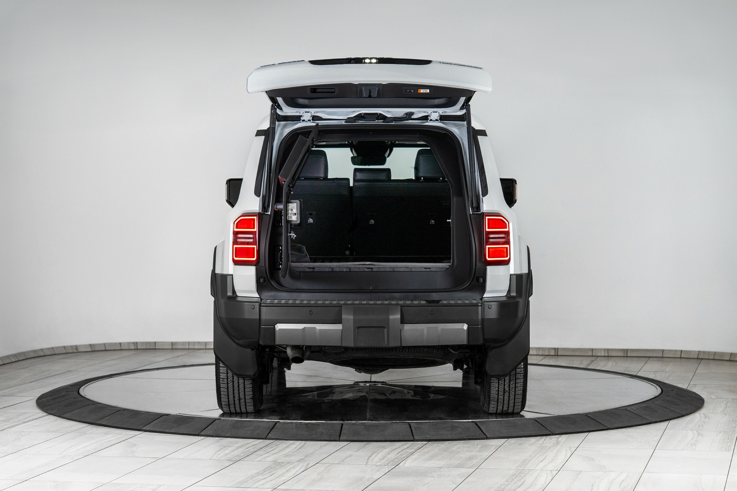 Цей Toyota Land Cruiser витримає кулі та гранати