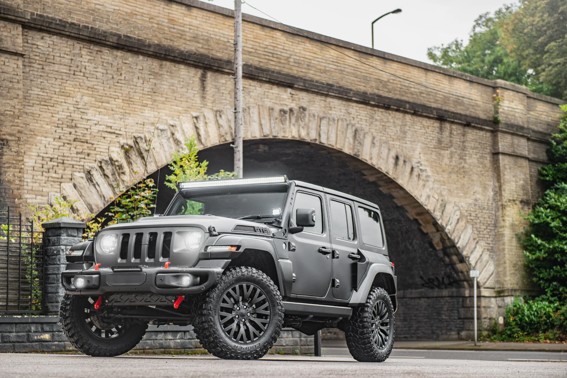 Тюнер стер обличчя Jeep за допомогою фантазій Land Rover