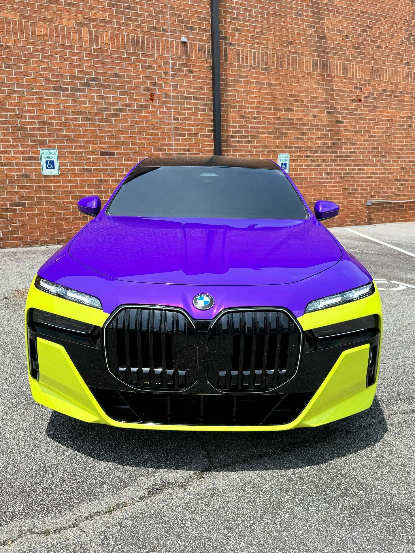 Цей BMW показує, чому деякі кольори ніколи не повинні зустрічатися