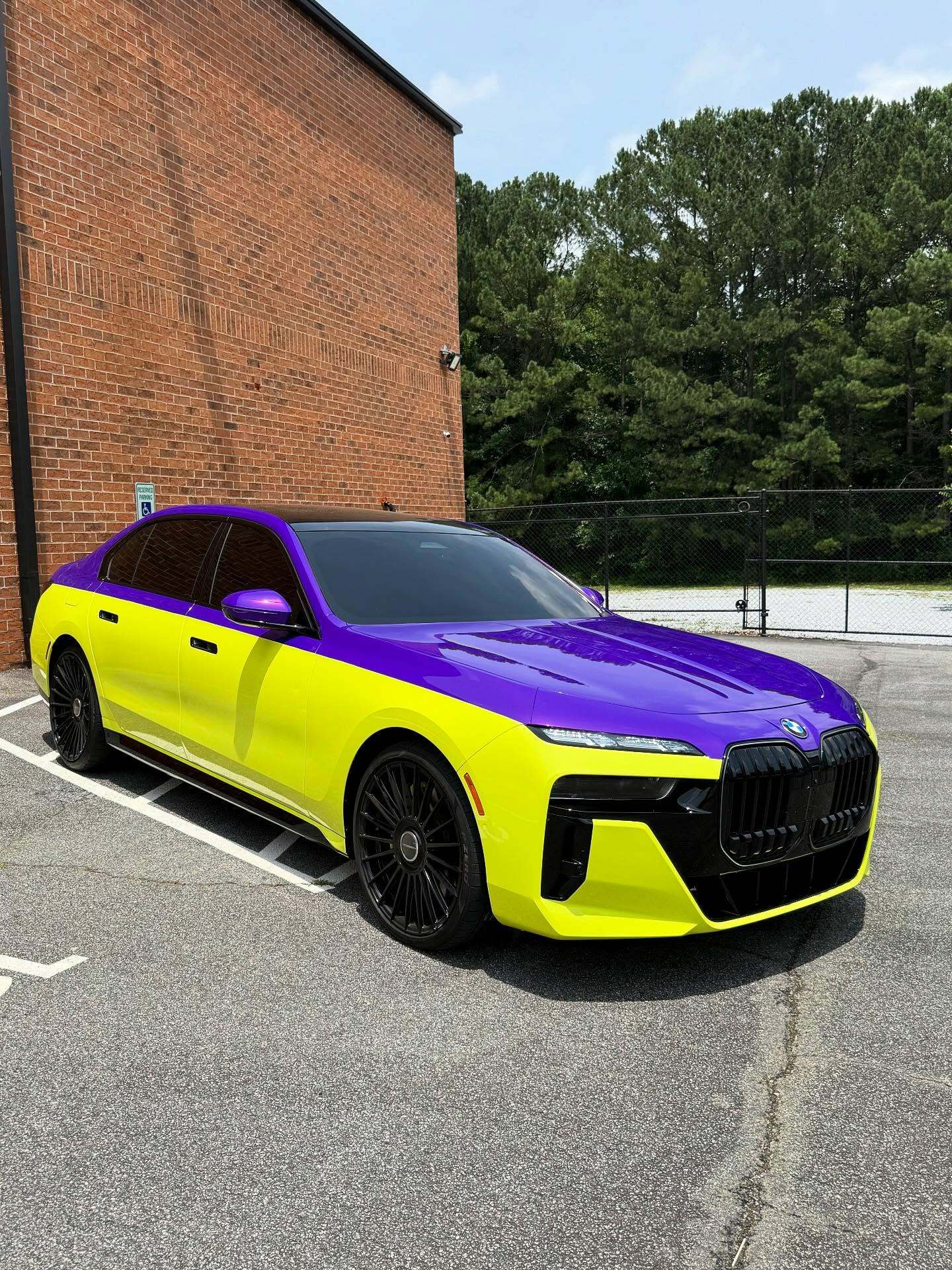 Цей BMW показує, чому деякі кольори ніколи не повинні зустрічатися