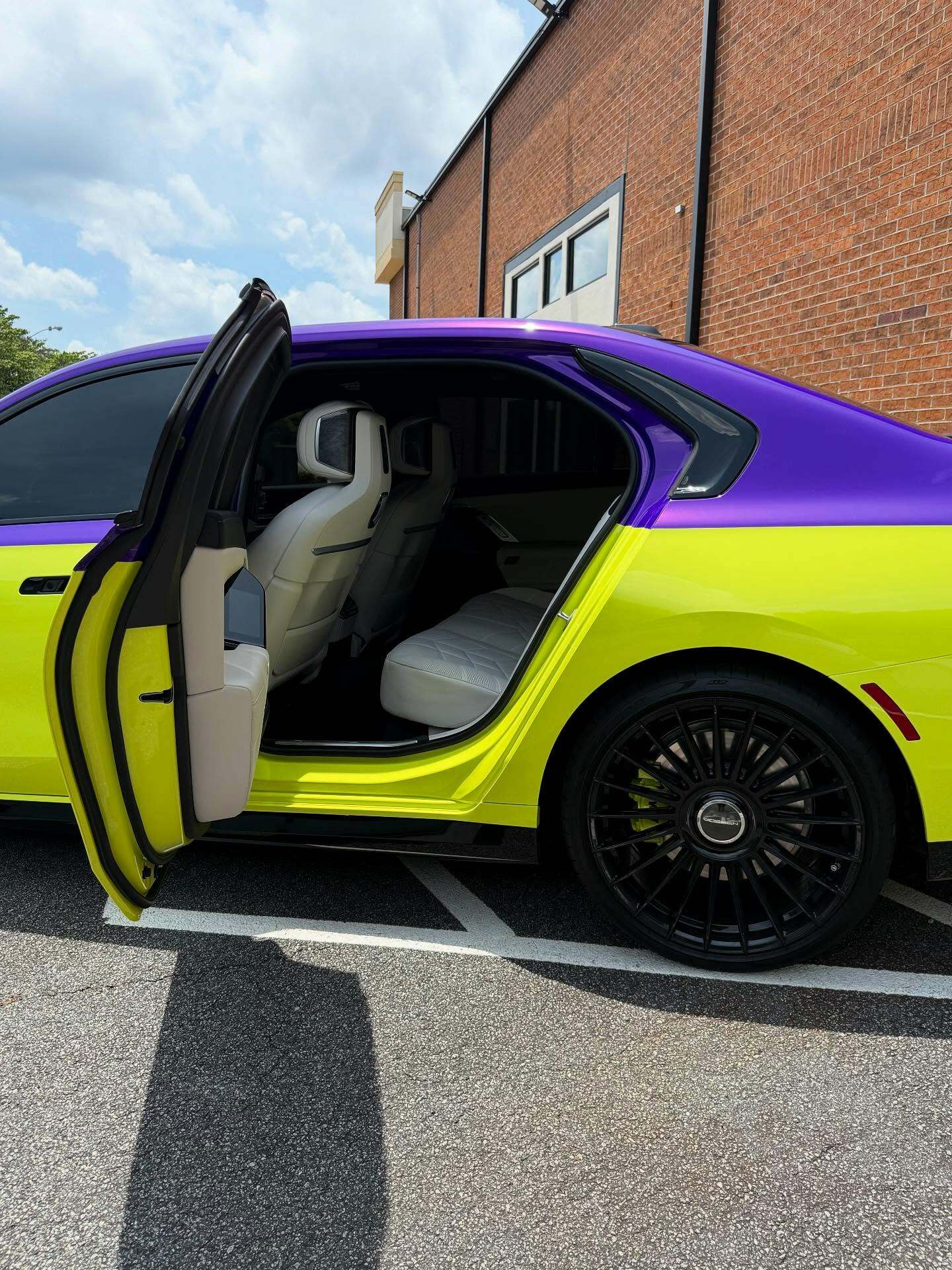 Цей BMW показує, чому деякі кольори ніколи не повинні зустрічатися