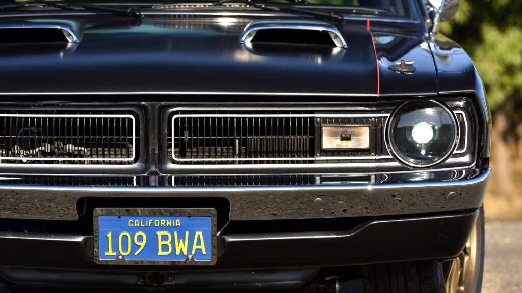 Цей маленький Dodge щойно влаштував бійку з кожним зарядним пристроєм, який потрапив у поле зору