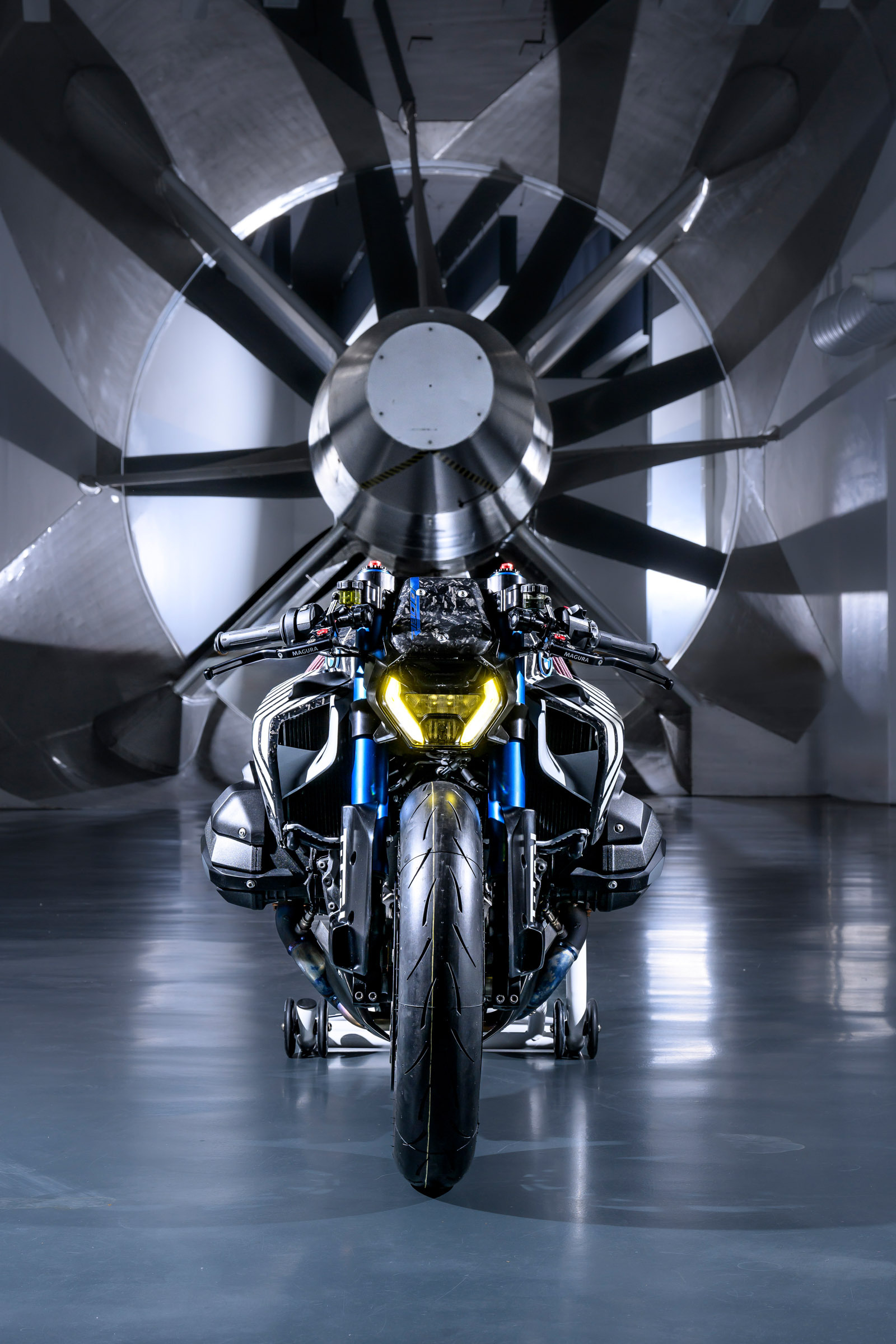 BMW створила настільки екстремальний мотоцикл, що M4 CSL виглядає покірним