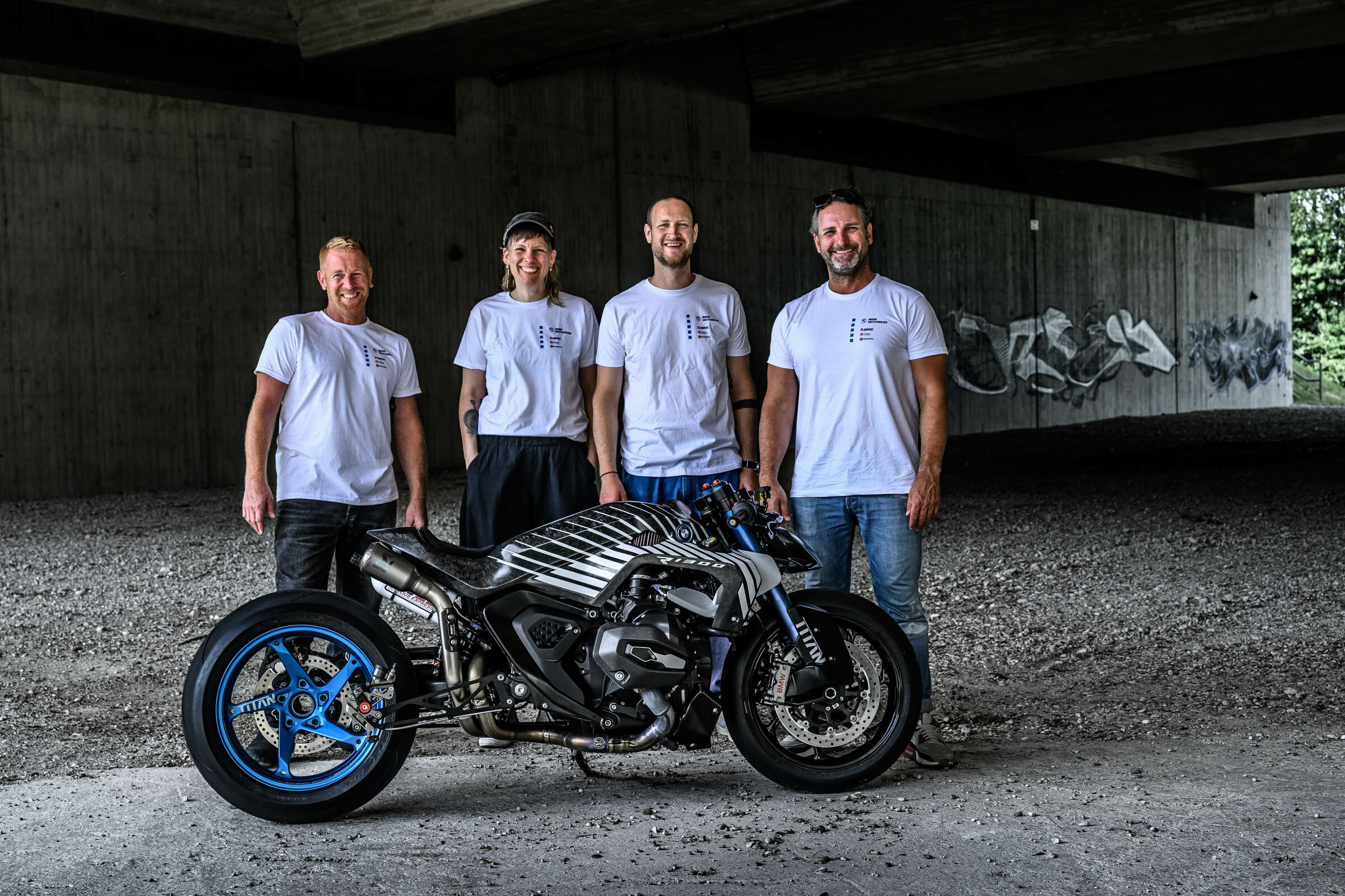 BMW створила настільки екстремальний мотоцикл, що M4 CSL виглядає покірним