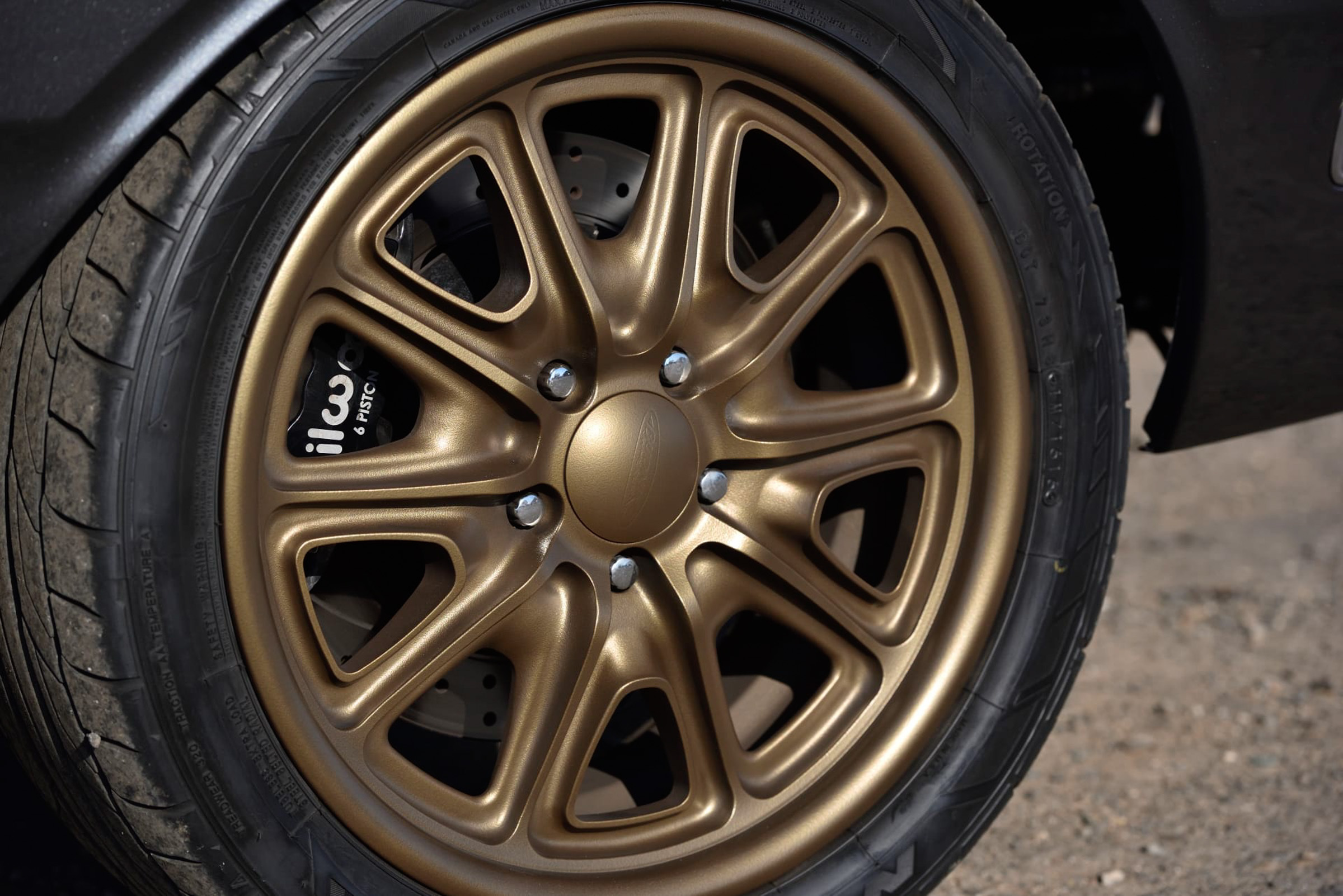 Цей маленький Dodge щойно влаштував бійку з кожним зарядним пристроєм, який потрапив у поле зору