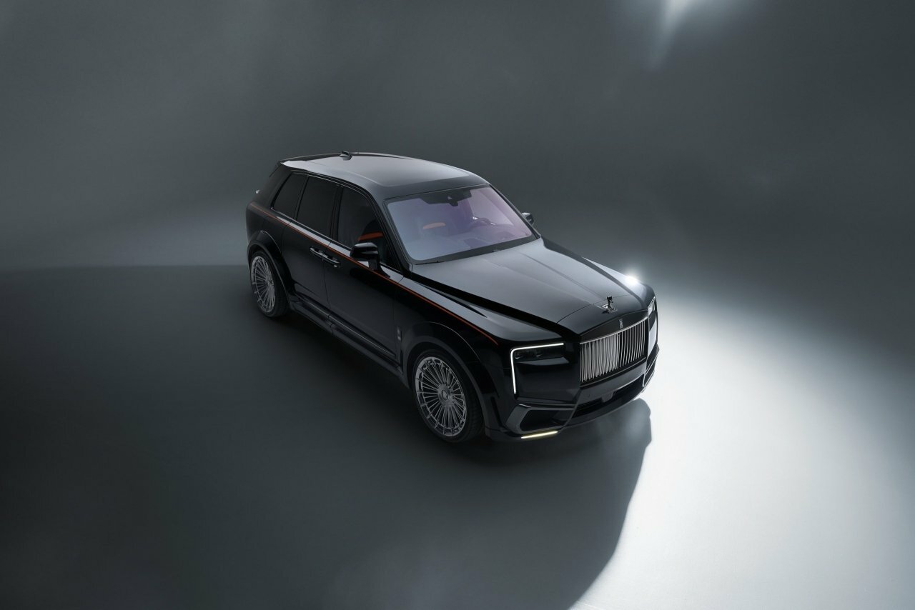 Нарешті, Rolls-Royce Cullinan, який не обжене мінівен на світлофорі