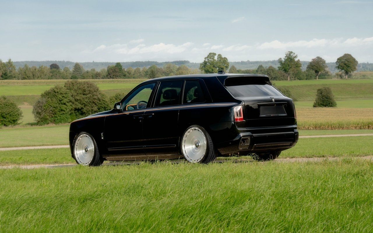 Нарешті, Rolls-Royce Cullinan, який не обжене мінівен на світлофорі