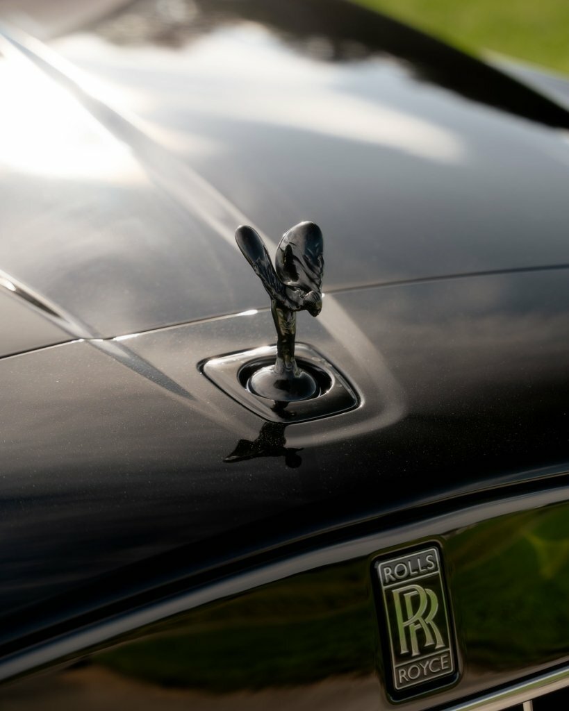 Нарешті, Rolls-Royce Cullinan, який не обжене мінівен на світлофорі