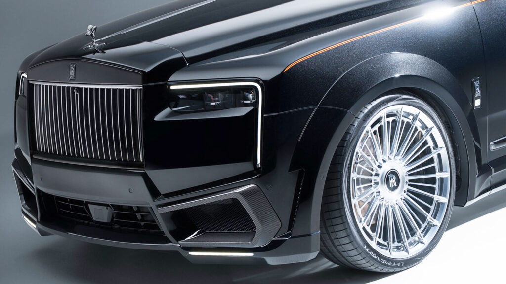 Нарешті, Rolls-Royce Cullinan, який не обжене мінівен на світлофорі