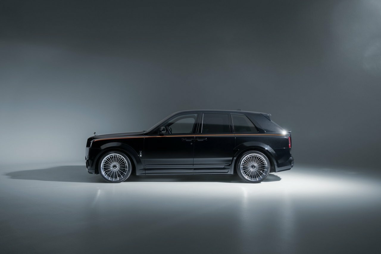 Нарешті, Rolls-Royce Cullinan, який не обжене мінівен на світлофорі