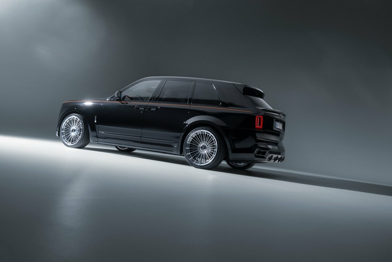 Нарешті, Rolls-Royce Cullinan, який не обжене мінівен на світлофорі