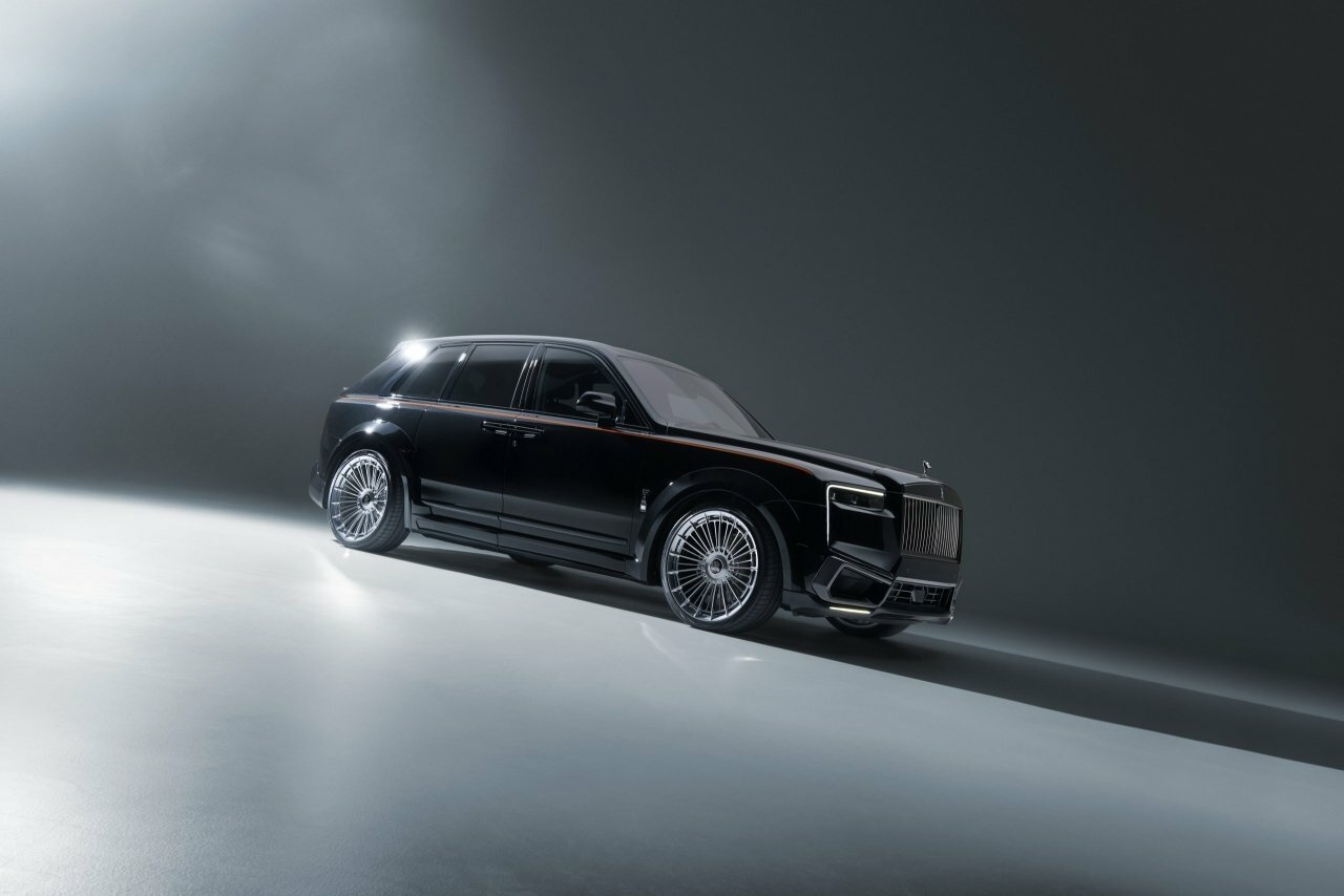 Нарешті, Rolls-Royce Cullinan, який не обжене мінівен на світлофорі