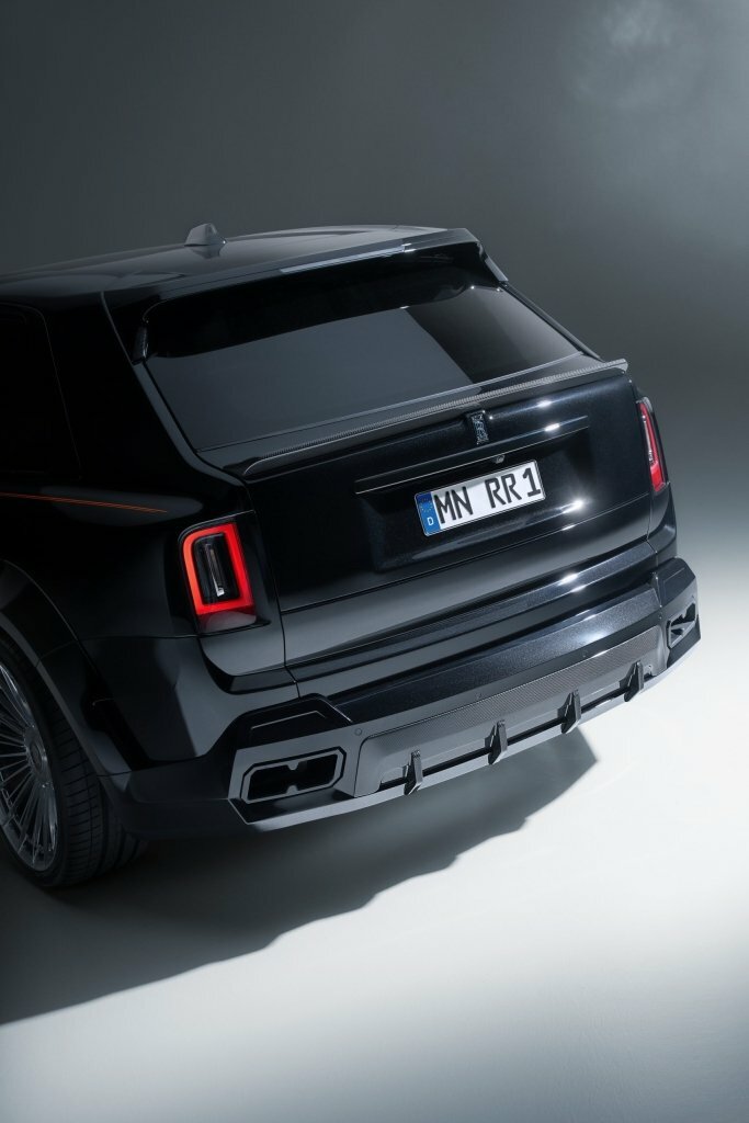 Нарешті, Rolls-Royce Cullinan, який не обжене мінівен на світлофорі