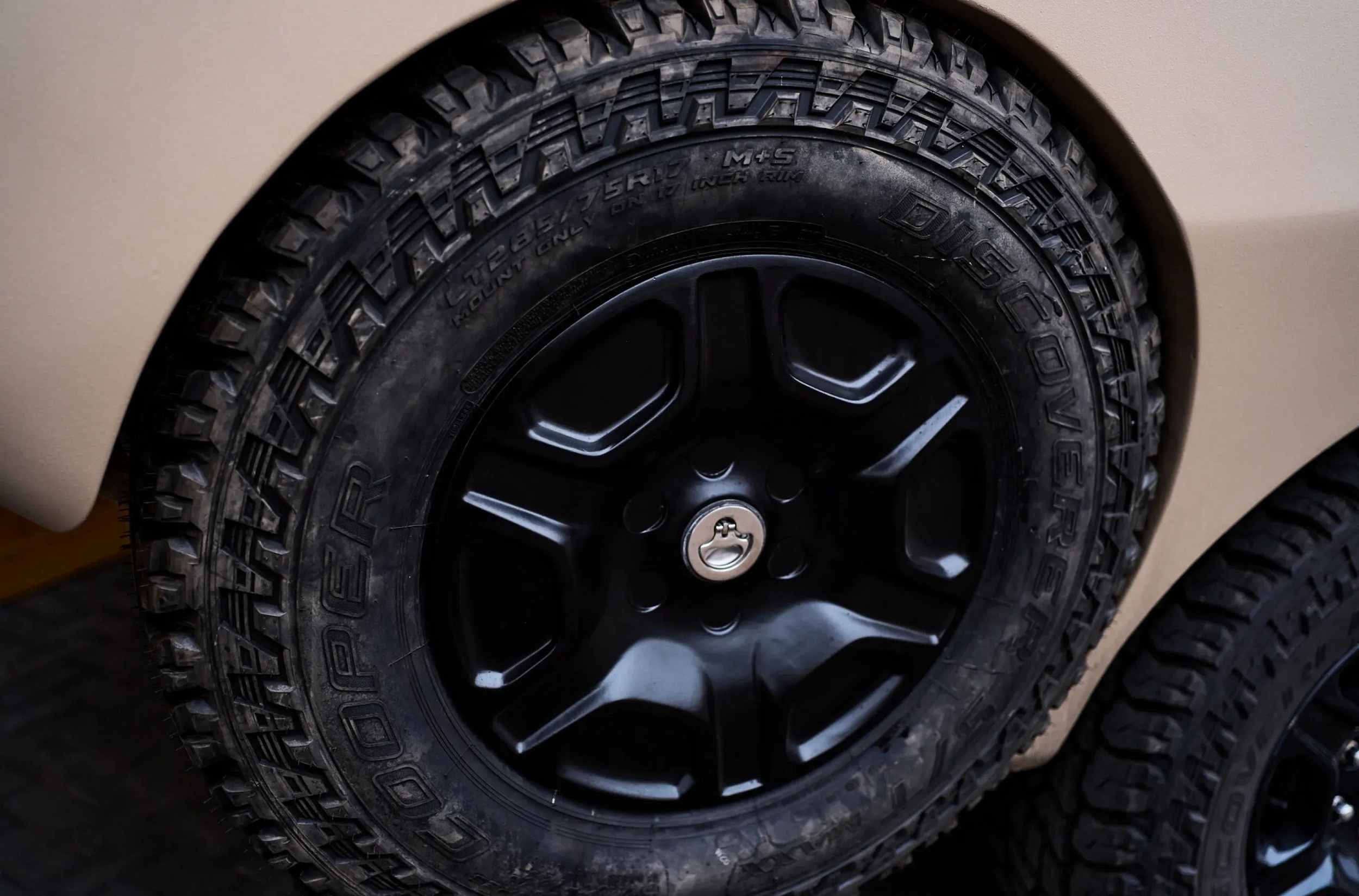 Цей розширюваний мобільний будинок Ford робить Cybertruck звичайним