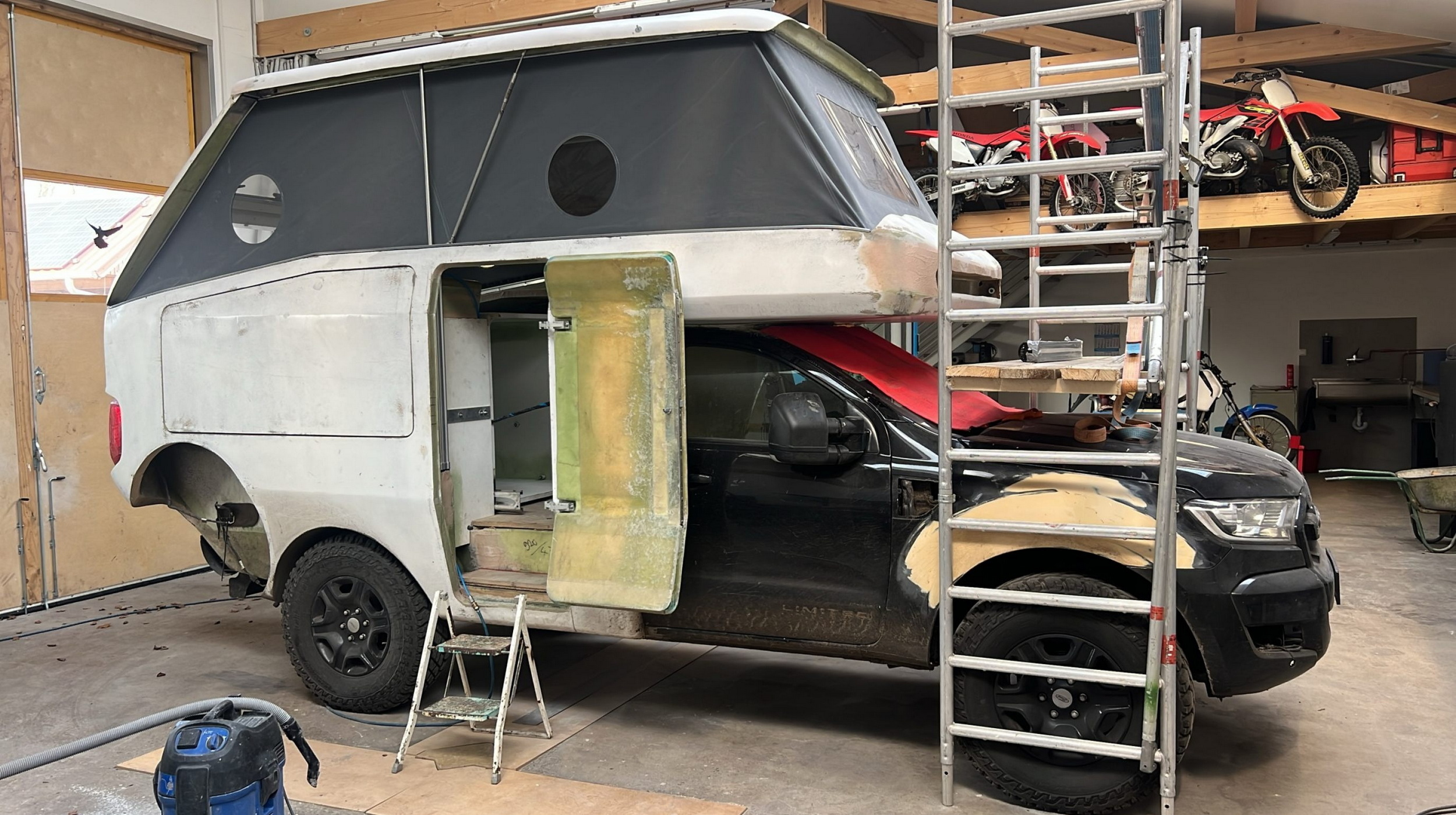 Цей розширюваний мобільний будинок Ford робить Cybertruck звичайним