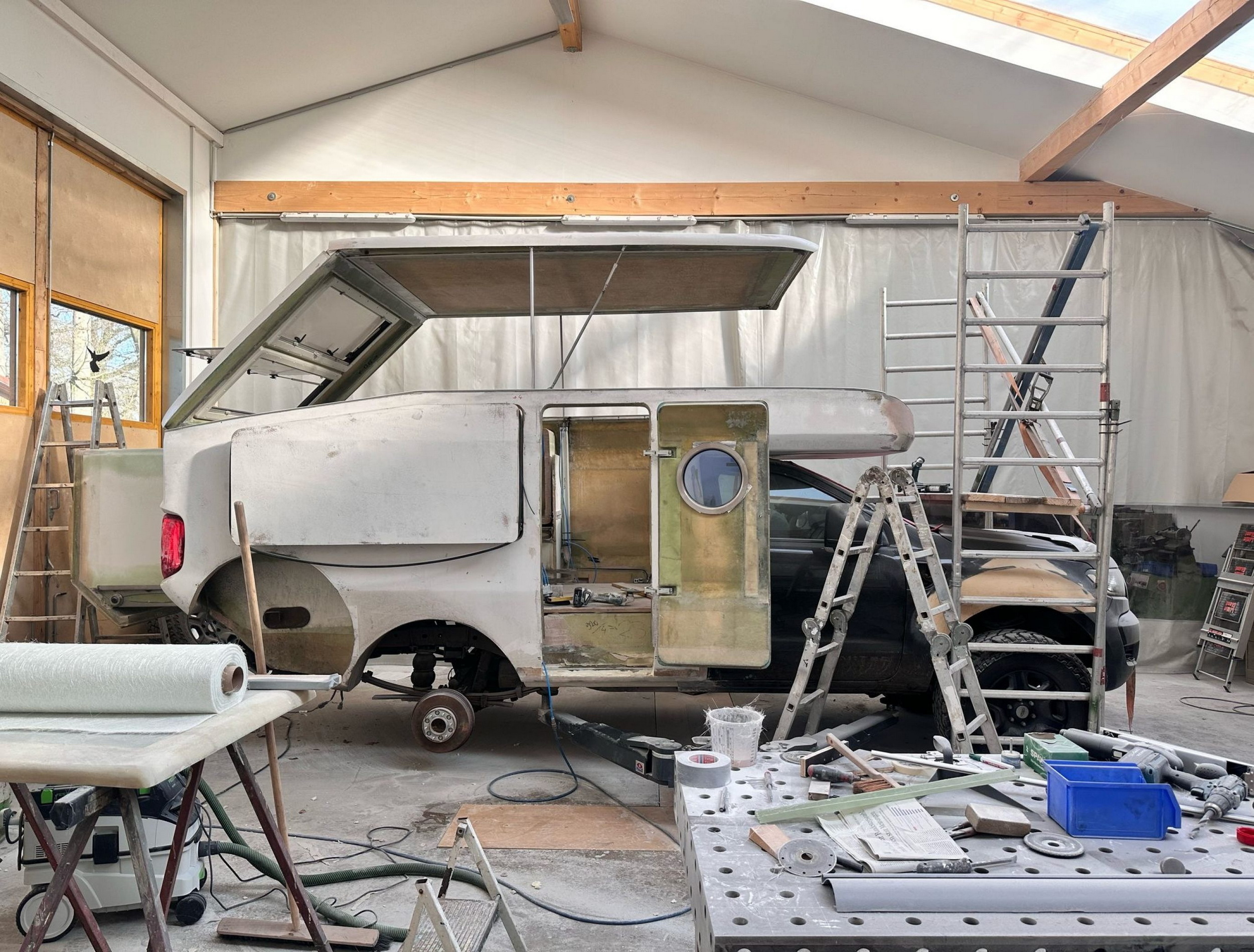 Цей розширюваний мобільний будинок Ford робить Cybertruck звичайним