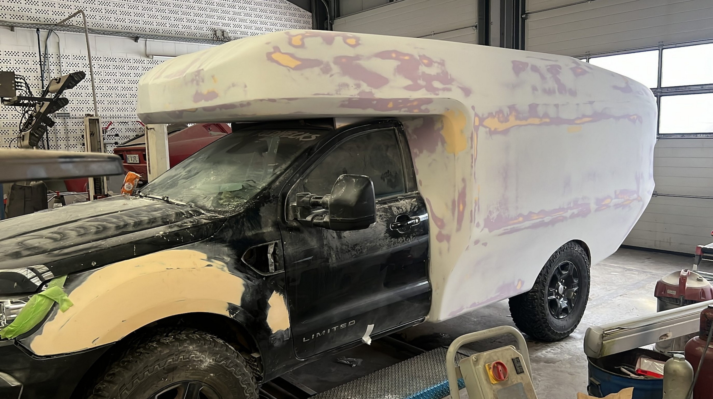 Цей розширюваний мобільний будинок Ford робить Cybertruck звичайним