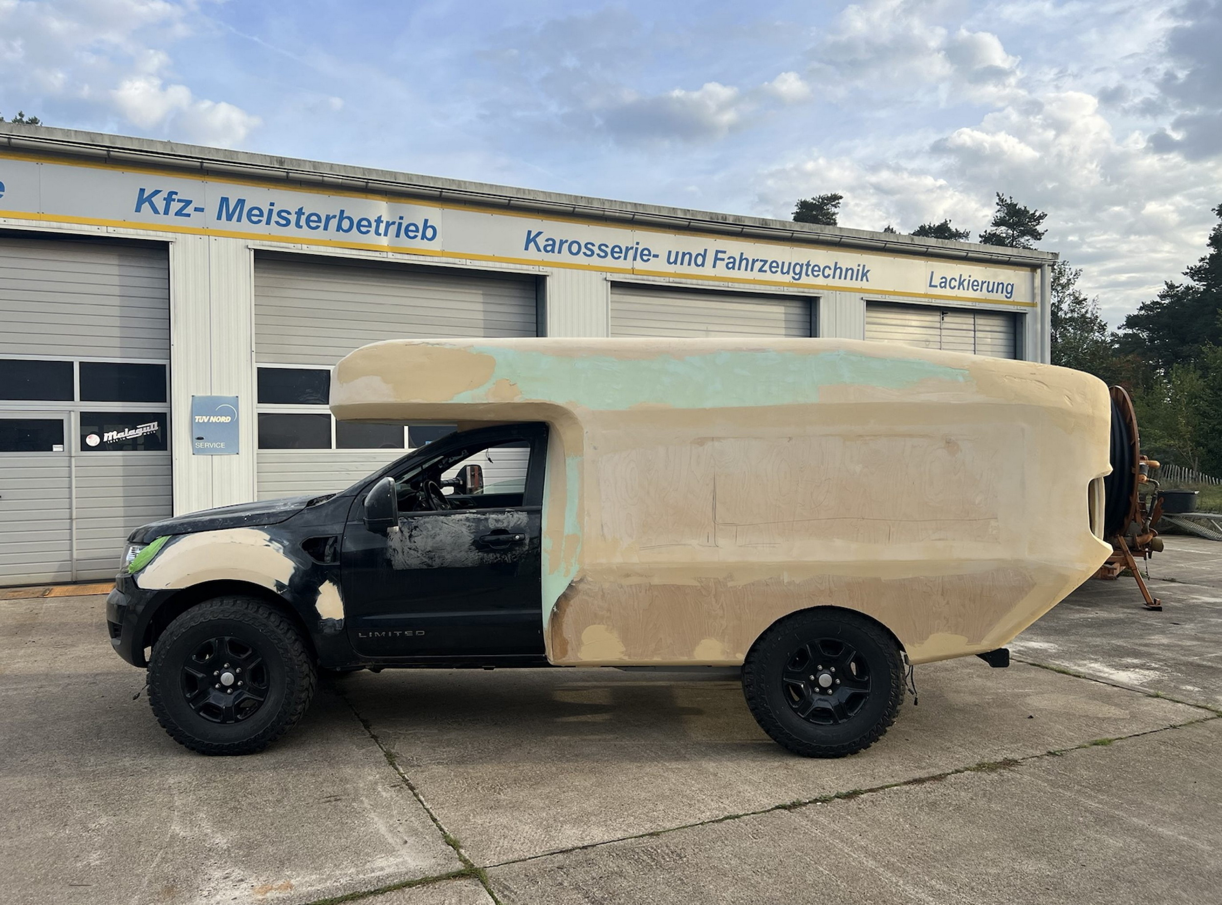 Цей розширюваний мобільний будинок Ford робить Cybertruck звичайним