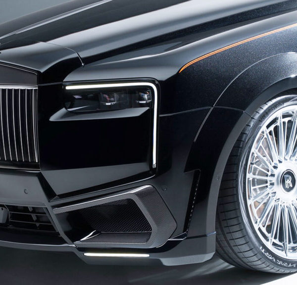 Нарешті, Rolls-Royce Cullinan, який не обжене мінівен на світлофорі