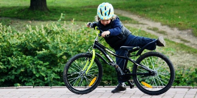 У Польщі шоломи стають необхідними для дітей-велосипедистів