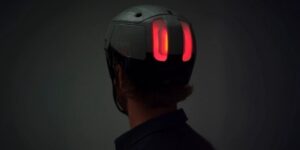 Rivian представляє інтелектуальний велошолом.