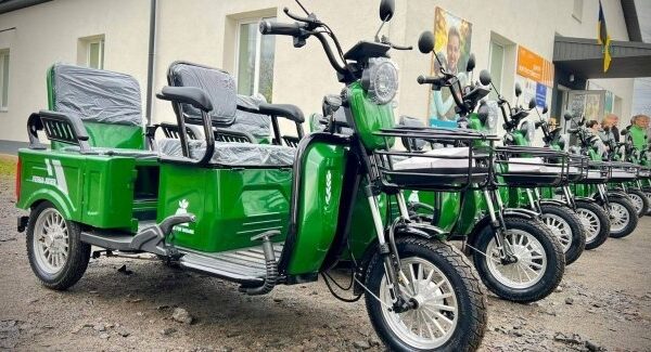 Сільська спільнота надала соцпрацівникам електротрицикли.