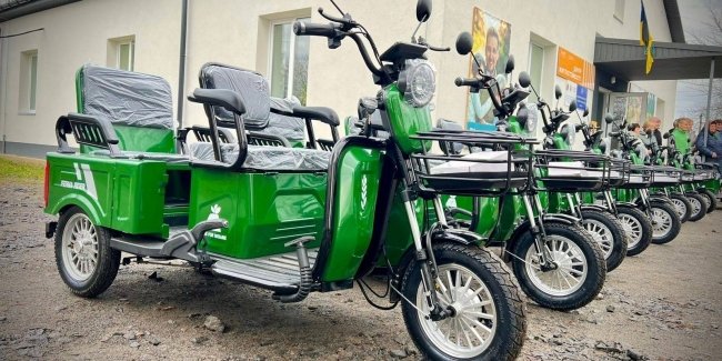 Сільська громада забезпечила соцпрацівників електричними трициклами