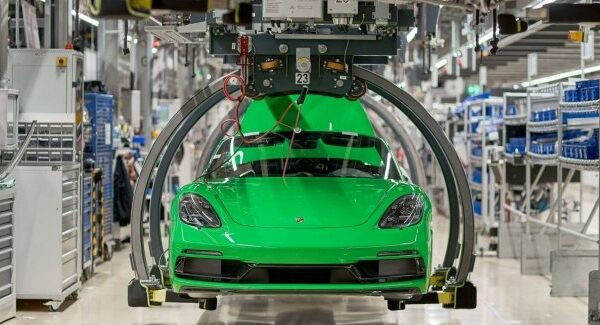 Porsche знекровлюють у Китаї: дилерські центри згортаються, річний збут впав на чверть.