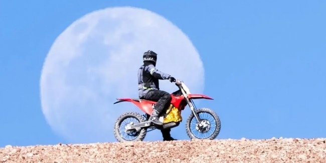 Stark VARG EX: Новий рекорд висоти для електричного мотоцикла.