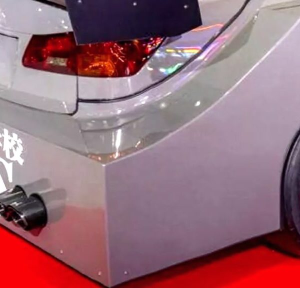 Цей Lexus виглядає так, ніби його створили в Minecraft