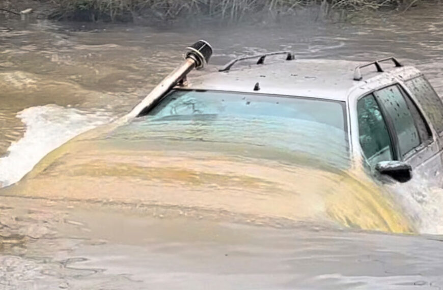 Peugeot Wagon з маскою та трубкою вважає себе підводним човном