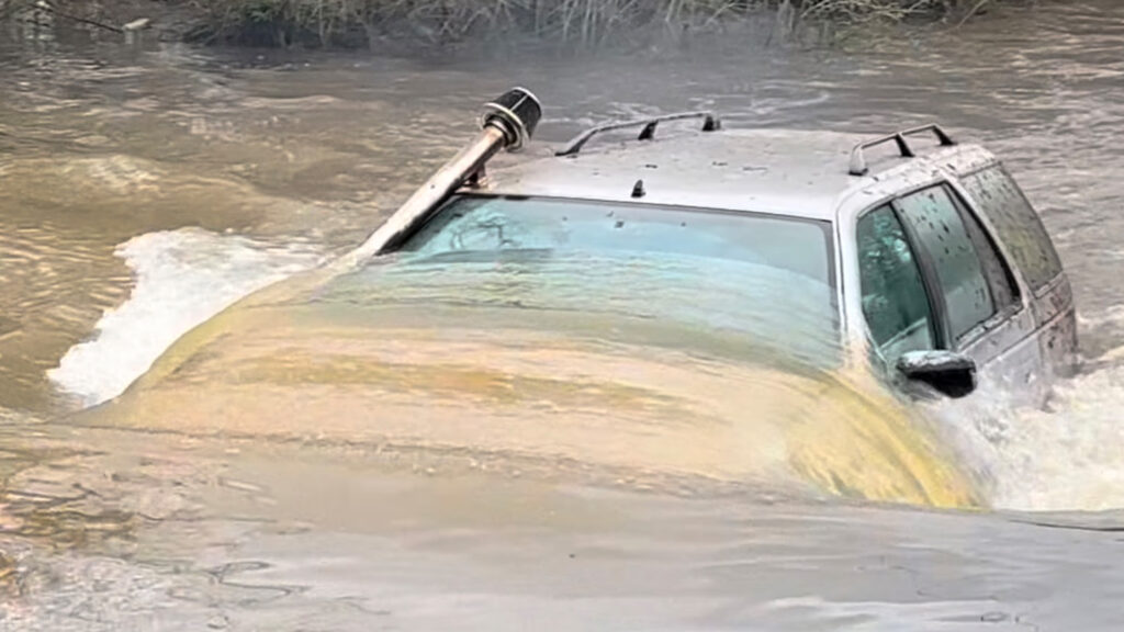 Peugeot Wagon з маскою та трубкою вважає себе підводним човном