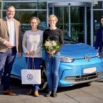 Фольксваген доставив двомільйонний електрокар покупцю.