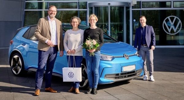 Фольксваген доставив двомільйонний електрокар покупцю.