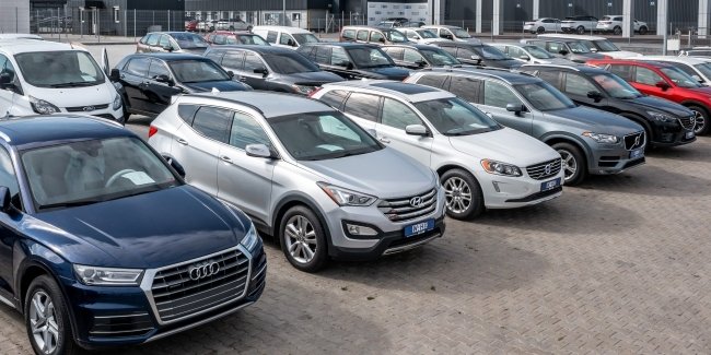 Ввіз старих автівок скоротився: які марки найбільше обирали українці